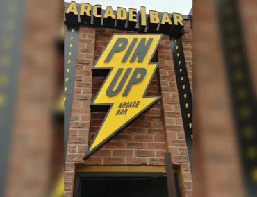 Pin Up Arcade Bar: A Nostalgic Haven for Retro Gamers and Pinup Culture Connoisseurs